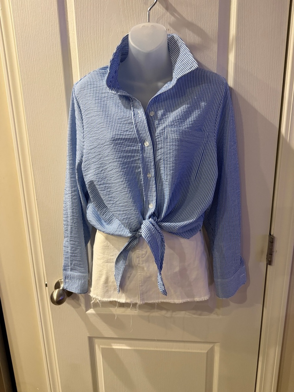 🩵Blue and White Seersucker Style Blouse 
🤍Size 8 
🩵H&M 
🤍NWT